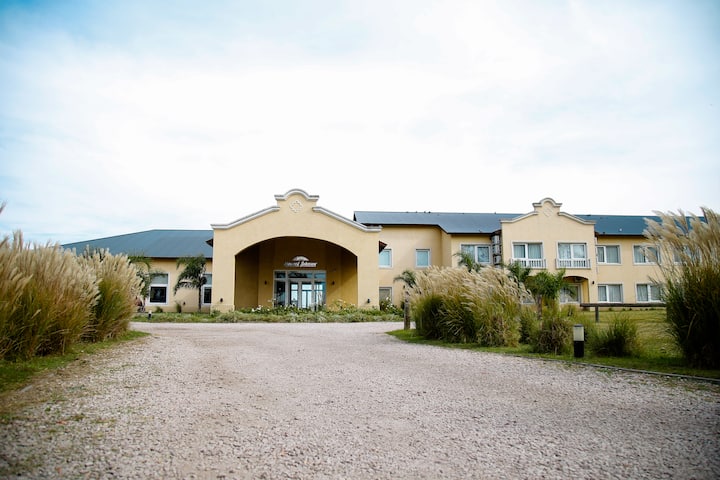 Howard Johnson by Wyndham Trenque Lauquen