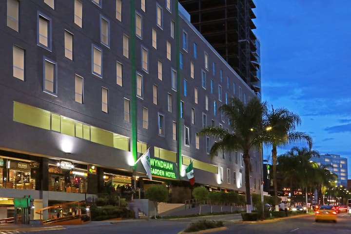 Wyndham Garden Guadalajara Acueducto