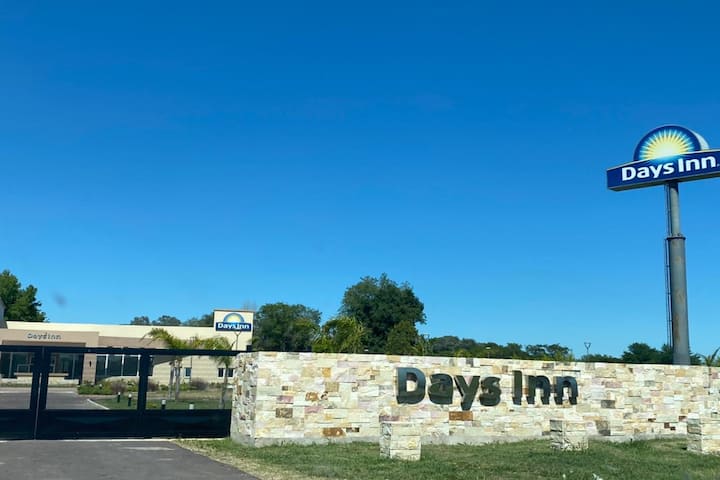 Days Inn by Wyndham Zarate
